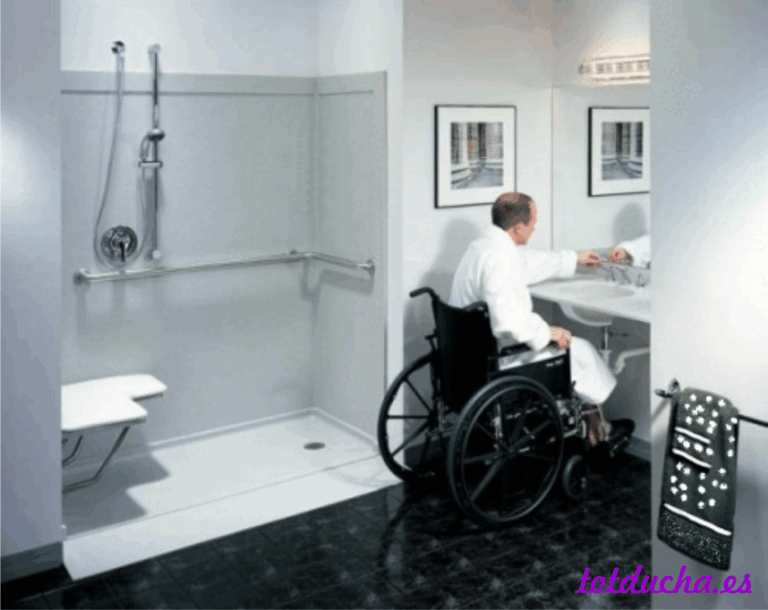 Baño accesible y persona en silla de ruedas
