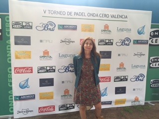 Mujer posando en el V Torneo de Pádel de Onda Cero en Valencia