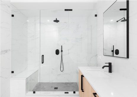 Baño moderno con paredes estilo mármol y detalles en negro
